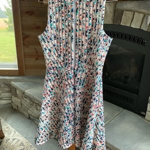 Colorful spotted sleeveless v-neck dress